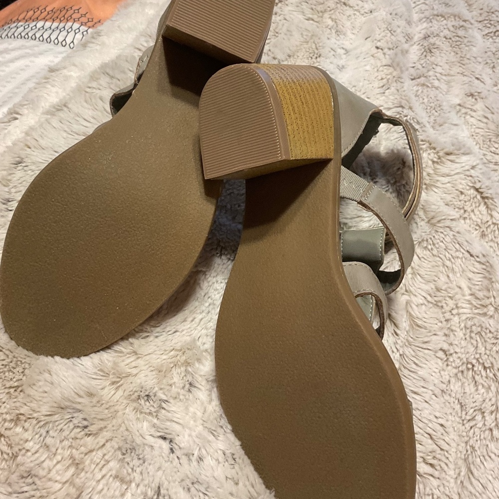MADDEN Girl Block Heel Ankle Sandals in Dark Gray, Size 8 - Picture 2 of 3